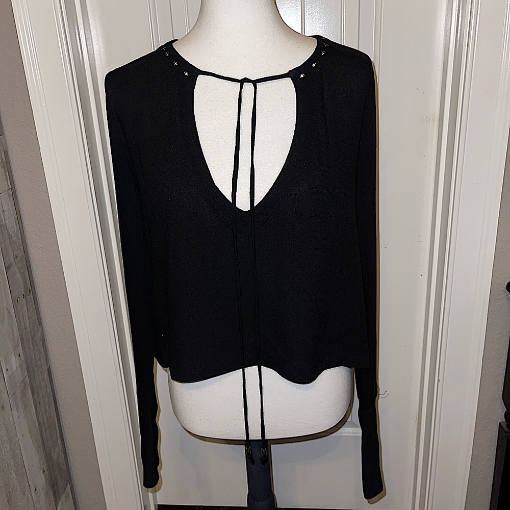 Blueblush black long sleeve top that goes in the front Womens M
